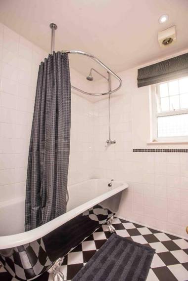 Very spacious Victorian 4 bedroom house with lovely garden and parking in North Oxford