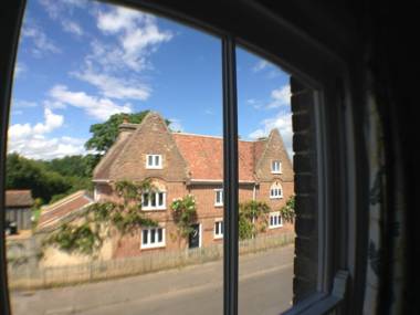 Over Studio Apartment