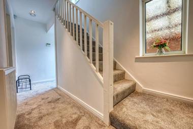 Modern 3 Bedroom 2 Bath House with Parking Wednesbury Birmingham