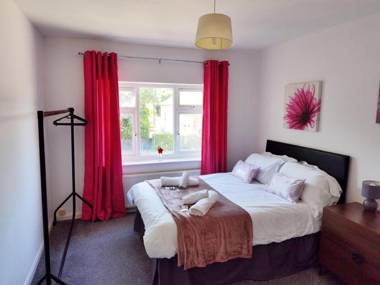 Perry Road beautiful large house available for Guests and Contractors Parking wifi