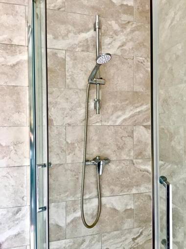 Perry Road beautiful large house available for Guests and Contractors Parking wifi