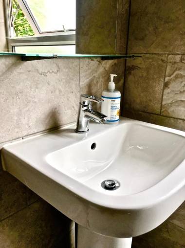 Perry Road beautiful large house available for Guests and Contractors Parking wifi