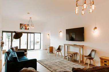 LIONHEART LUXURY LODGE sleeps 10 at Fairview Farm Nottingham set in 88 acres