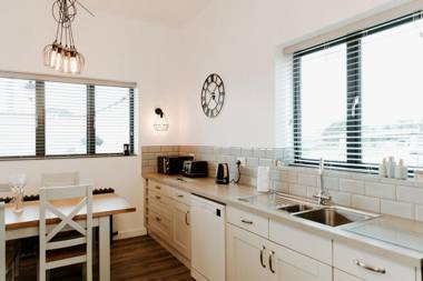 LIONHEART LUXURY LODGE sleeps 10 at Fairview Farm Nottingham set in 88 acres