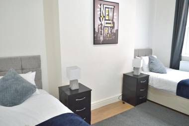 Beautiful Two-Bed Apartment with Driveway parking