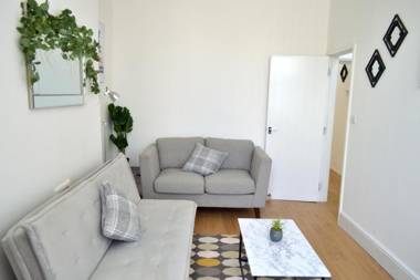 Beautiful Two-Bed Apartment with Driveway parking