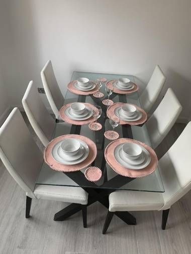 Crowthorne House beautiful Home for 8 Guests Cul-de-sac with Private Driveway