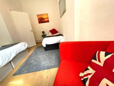 Spacious 2-Bed Apartment with Hot tub and Parking