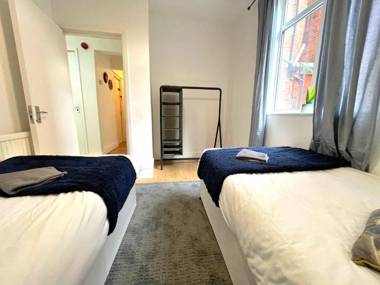 Spacious 2-Bed Apartment with Hot tub and Parking