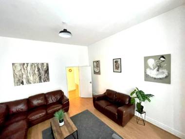 Spacious 2-Bed Apartment with Hot tub and Parking