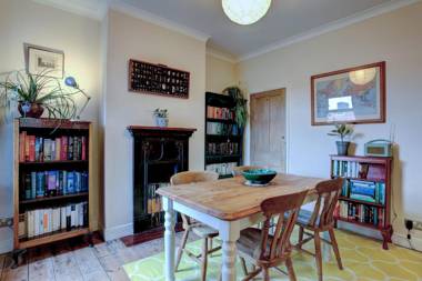 Perfect for contractors Arty and Quirky cozy house with free parking