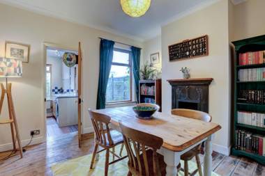 Perfect for contractors Arty and Quirky cozy house with free parking