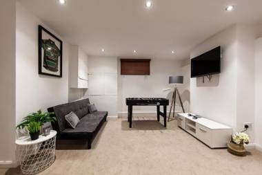 Large House - Contractors & Families & Private Parking by Comfy Workers