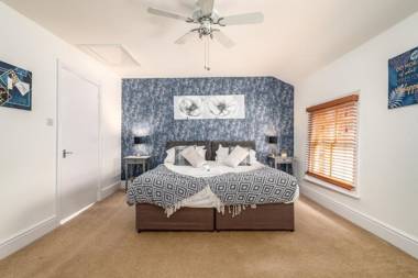 Spacious Contractor House for Large Groups - Private Parking by Comfy Workers