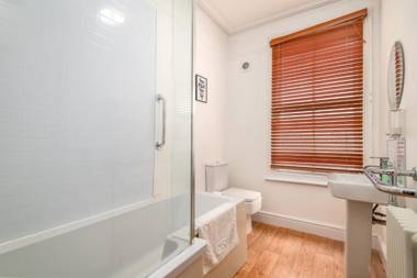 Spacious Contractor House for Large Groups - Private Parking by Comfy Workers