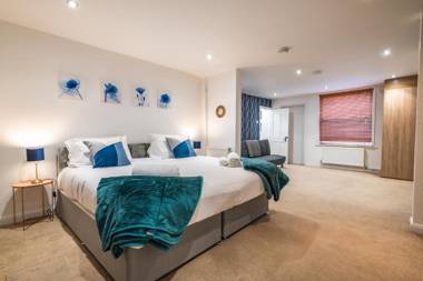 LARGE Town Centre Townhouse for Work and Leisure inc Private Parking by ComfyWorkers