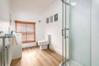 LARGE Town Centre Townhouse for Work and Leisure inc Private Parking by ComfyWorkers