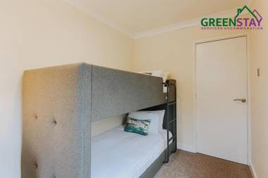 "The Penthouse Newquay" by Greenstay Serviced Accommodation - Stunning 3 Bed Apartment - Ideal for Families Mixed Groups Contractors and Relocations -Parking Netflix Wi-Fi & Close To All Beaches & Restaurants
