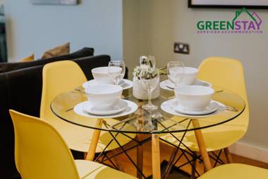"The Garden Apartment Newquay" by Greenstay Serviced Accommodation - Beautiful 2 Bedroom Apartment Close To All Beaches & Restaurants with Free Parking Netflix Wi-Fi & Outside Garden Terrace