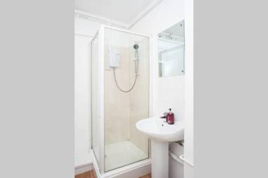 Brynglas Newport flat sleeps 8 - Mycityhaven