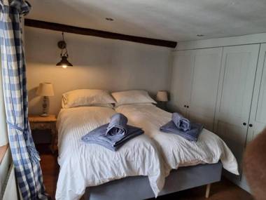 Remarkable 4-Bed Cottage in Cearleon