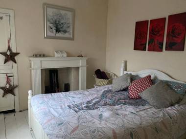 Stunning 2-Bed Apartment above Schooners Bar