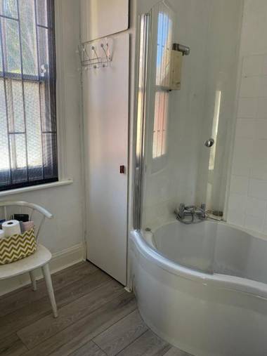 Stunning 2-Bed Apartment above Schooners Bar