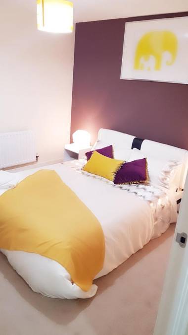 Dazzon Luxury Apartment in Central Milton Keynes