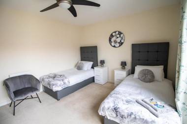 Large Modern Contractor House with Balcony & Private Parking - CMK by Comfy Workers