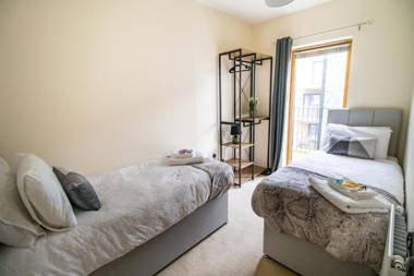 Large Modern Contractor House with Balcony & Private Parking - CMK by Comfy Workers