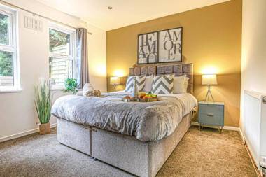 Shenley House with Garden Parking and Smart TV