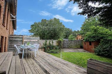 Shenley House with Garden Parking and Smart TV