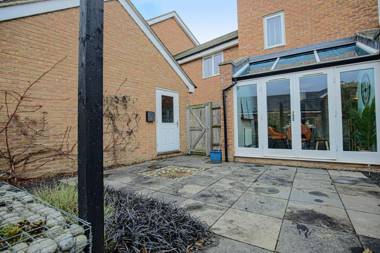 Wenford House with Garden Parking and Smart TVs