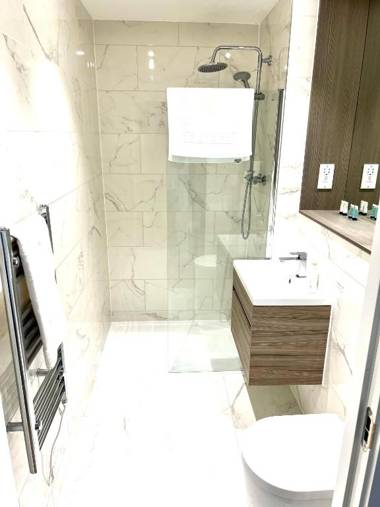 Luxurious MK City apartment- walk to train station