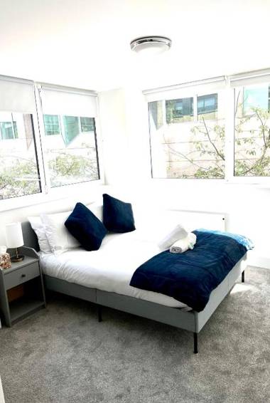 Luxurious MK City apartment- walk to train station