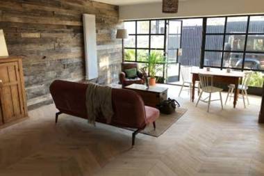 Cliftonville Mews - Restored artists mews house in Margate