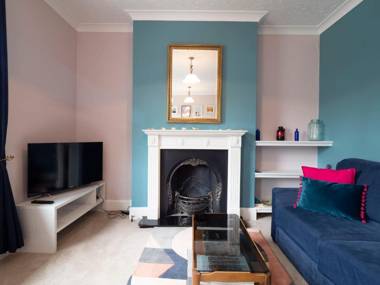 Westbrook Road - Top Floor Apartment with sea views from front door