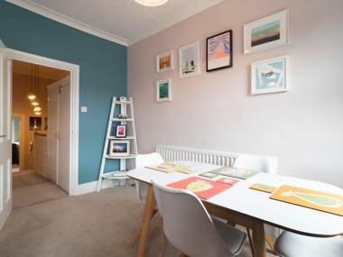 Westbrook Road - Top Floor Apartment with sea views from front door