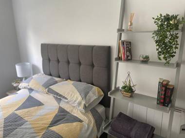 360 Serviced Accommodations - Canal Side Retreat - 2 Bedroom Apartment