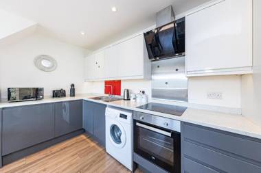 Modern Contractor Flat with FREE Parking in a Great Location by ComfyWorkers