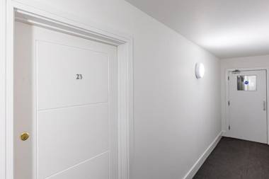 Modern Contractor Flat with FREE Parking in a Great Location by ComfyWorkers