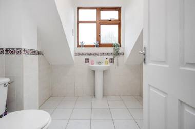 Maidenhead Pet Friendly 4 Bed House Free Parking