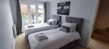 Ferndale Serviced 4 Bedroom 2 Bath house with Parking