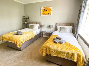 New Contractor House Near LLA Airport & M1 by Comfy Workers