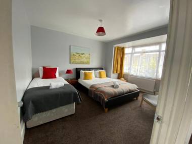 Ferndale Place - Huku Kwetu Luton- Spacious 4 Bedroom Suitable & Affordable Group Accommodation - Business Travellers