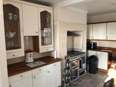 Lovely 3-Bed House Pontneddfechan Home from Home
