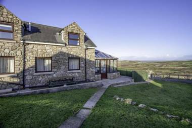 Stormy Castle - 6 Bedroom Sleeps 14 - Llangenith