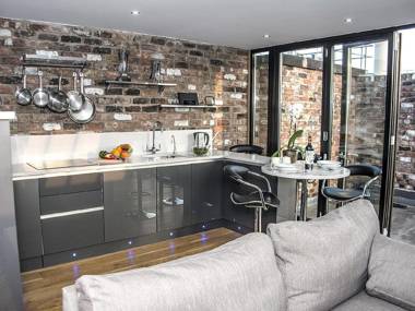 Base Serviced Apartments - Sir Thomas Street