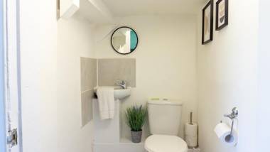 Air Host and Stay - Bevington house modern chic home sleeps 8