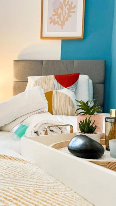 Air Host and Stay - Daisy House - Large 3 bedroom sleeps 8 10 minutes from city centre